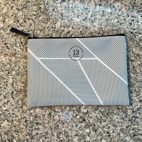NWT American Airlines “13 lune” amenity kit (June 2024) - Picture 1 of 6